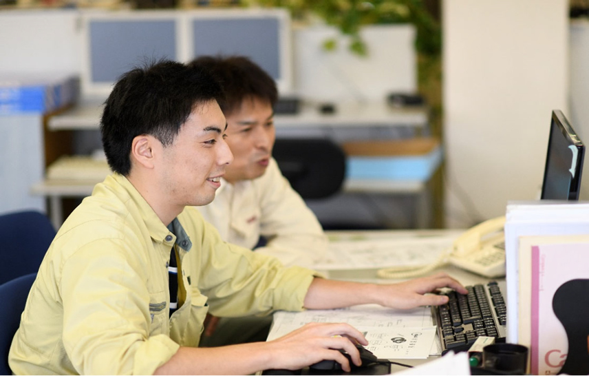 PC画面に向かい仕事をする写真