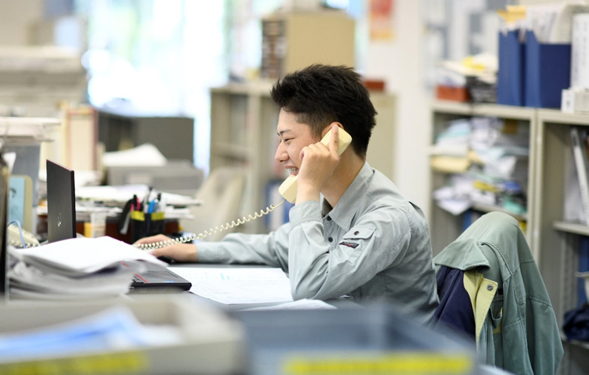 電話対応をする写真